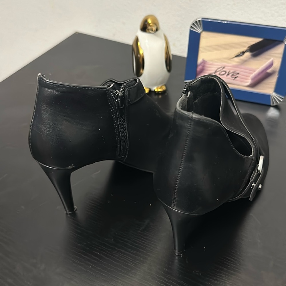 Black Suede size 7.5 Ellen Tracy ankle boots